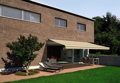 Die Gelenkarmmarkise hüllt den Terrassenbereich in Schatten